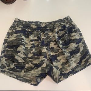 Elastic waist outdoor Columbia shorts. Camo. Size large. 100% nylon.